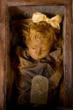 Watch National Geographic: The Girl in the Glass Casket Niter